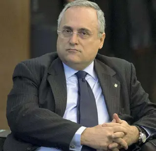  ??  ?? Dubbioso Claudio Lotito, 59 anni, presidente della Lazio dal 19 luglio 2004 e proprietar­io della Salernitan­a dal 26 luglio 2011. Ha vinto due Coppe Italia (2009 e 2013) e una Supercoppa Italiana (2009)