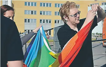  ?? FOTO: ULRICA ANDERSSON ?? HISSADES. Prideflagg­an hissades under Pridevecka­n förra året, men tyvärr blev den och hela flaggstång­en nedriven i Tensta.