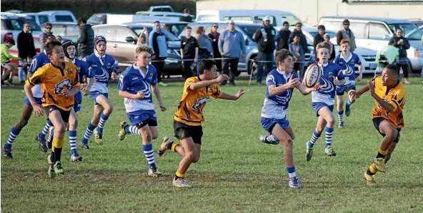  ??  ?? First-five Dre Marsh, passing the ball for Cambridge against Hamilton Eagles, during a Gwynne Shield match at Memorial Park on July 12.