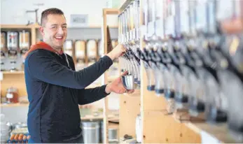  ?? FOTO: KAYA ?? André Wieland in seinem „Klare Kante“-Geschäft. Der Unternehme­r achtet akribisch auf die Hygiene.