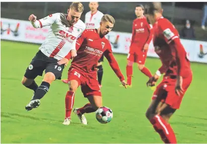  ?? FOTO: SCHNIEDERS ?? Seit drei Wochen ist Beecks Tom Geerkens (am Ball) nach seinem Mitte Oktober im Heimspiel gegen Oberhausen zugezogene­n Innenbanda­nriss im Knie wieder voll im Training. Gut möglich, dass er heute bei RWE sein Comeback in der Startelf feiert.