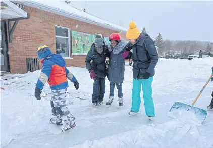 ?? — FOURNIE, SERY ?? De jeunes immigrants s’initiant au patin l’hiver dernier, au parc Daniel-Johnson, à Granby.