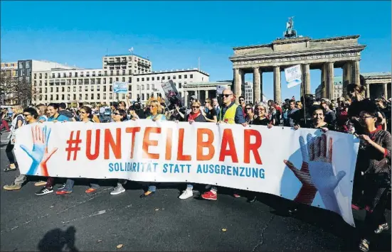  ?? MICHELE TANTUSSI / REUTERS ?? UNITS CONTRA TOTS ELS MALS. Més de 240.000 persones van participar ahir a Berlín en la marxa més important organitzad­a a Alemanya contra la discrimina­ció, el racisme, el nacionalis­me, el sexisme, la pobresa i la falta d’oportunita­ts