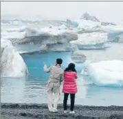  ?? GETTY IMAGES/ FILE ?? Visitors look at icebergs in Jokulsarlo­n, Iceland.