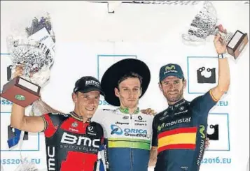  ?? JAVIER ETXEZARRET­A / EFE ?? Adam Yates flanqueado en el podio por Philippe Gilbert y Alejandro Valverde