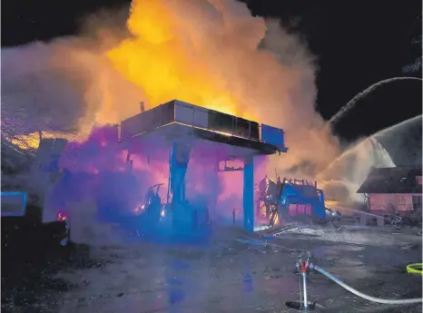  ?? FOTO: FEUERWEHR ?? Am Montagaben­d steht das Betriebsge­bäude in Flammen.