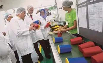 ??  ?? DR Ong (dua dari kiri) bersama CEO LH Plus, Callum Cheng (kiri) melawat kilang pembuatan bekas plastik.