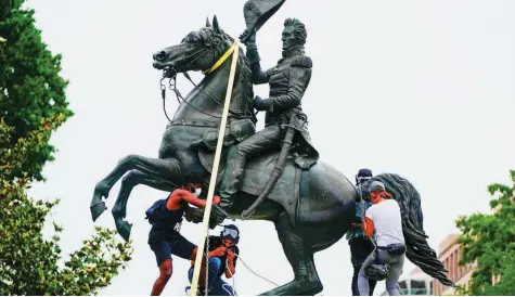  ?? AP ?? La estatua del ex presidente Andrew Jackson que se encuentra frente a la Casa Blanca ha sido la última en intentar ser derribada por el movimiento «Black Lives Matter»