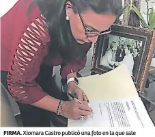  ??  ?? FIRMA. Xiomara Castro publicó una foto en la que sale firmando la renuncia a su candidatur­a.