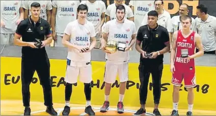  ??  ?? Zoosman (MVP) lidera el quinteto ideal. El escolta israelí fue el gran triunfador al llevarse el trofeo al mejor jugador. A su lado, en el quinteto ideal, también figuraron Deni Avdija (Israel), Mate Kalajzic (Croatia), Kostja Mushidi (Germany) y Filip...