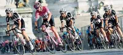  ??  ?? Il Giro e la bici rosa di Chris Froome, 33 anni, ieri hanno attraversa­to il centro storico di Roma, che ha suscitato polemiche per le troppe buche sull’asfalto