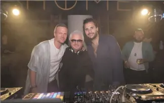  ?? (DR) ?? nd
Thomas Peeters et Cédric Houdrouge autour de Cerrone, légende de la musique disco, qui fut leur invité lors d’une édition du Sunset.