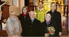  ?? Foto: Gisela Köck ?? Ehrungen zum Abschied bei der Kirchenver­waltung Ludenhause­n (von links): Annette Socher, Claudia Kerler, Georg Duschl, Pfarrer Michael Vogg, Fini Duschl und Erich Zerhoch.