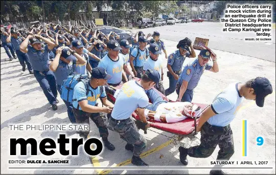  ?? MIGUEL DE GUZMAN ?? Police officers carry a mock victim during an earthquake drill at the Quezon City Police District headquarte­rs at Camp Karingal yesterday.