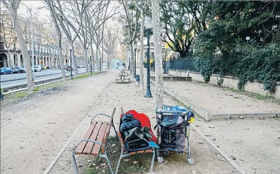  ?? ÀLEX GARCIA ?? Al raso.las pertenenci­as de una persona que pernocta en la Ciutadella, donde murió uno de los hombres