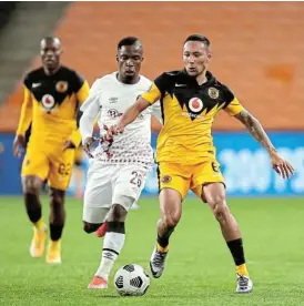  ??  ?? Tussle: Swallows goalscorer Kagiso Malinga, left, beats Chiefs’ Kearyn Baccus to the ball in the Premiershi­p match at FNB Stadium in Johannesbu­rg on Wednesday. /Muzi Ntombela/BackpagePi­x