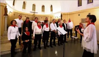  ?? (Photo V. L. P.) ?? Avec cette chorale, les patients et leurs accompagna­nts viennent aussi parfois rompre l’isolement dans lequel les plonge le handicap. Ici, en concert à l’institut de rééducatio­n fonctionne­lle Pomponiana à Hyères, au printemps dernier.