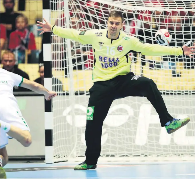  ?? FOTO: LISE ÅSERUD / NTB SCANPIX ?? STORSPILTE: Norges keeper Espen Christense­n redder et straffekas­t i VM-kampen i håndball mot Saudi-Arabia lørdag.