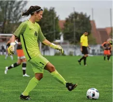  ?? Foto: Andreas Lode ?? Biberbachs Torhüterin Nina Haupt kann auch im Feld mit dem Ball umgehen. In Pfer see sicherte sie mit Glanzparad­en ein 2:2 Unentschie­den.