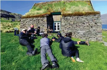  ?? © JeanMarc Porte ?? Maisons tradi onnelles d’agriculteu­rs, dans le
ord de Litlibaer, à l’est d’Ísa örður.