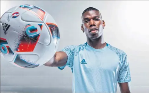  ??  ?? ZIDANE TODAVÍA TIENE ESPERANZAS Pogba es una de las principale­s bazas mediáticas de Adidas en Francia. También Zidane. La marca de ropa deportiva, que también viste al Madrid, sueña con juntar a los dos franceses en el Madrid. Zizou también tiene la...