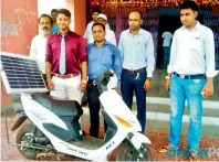  ?? —Agencies ?? Prakash Chandra Ghadei and Rajkumar Upadhyay from BIET college in Odisha with the modified two-wheeler that can be run on solar power