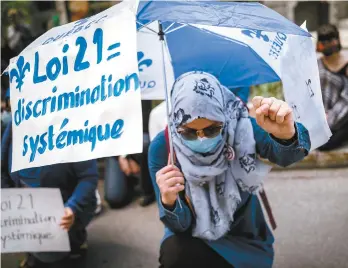  ?? PHOTOS HUBERT HAYAUD LE DEVOIR ?? Au cours de la dernière année, l’organisme Justice Femme a recensé plus de 300 cas d’incidents et de crimes haineux visant des femmes voilées. La plupart de ces incidents n’ont pas été signalés à la police.