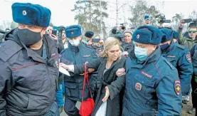  ??  ?? Detención de la líder del sindicato de médicos, Anastasía Vasílieva
/ EFE