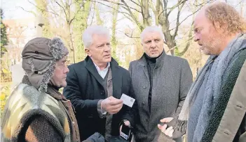  ?? FOTO: ARD/BR ?? Die Szene stammt aus Golchs „Tatort“-Folge „Klingeling­eling“, die am 26. Dezember 2016 ausgestrah­lt wurde. Die Hauptkommi­ssare Ivo Batic (Miroslav Nemec, 2. v. li.) und Franz Leitmayr (Udo Wachtveitl, 2. v. re.) ermitteln.