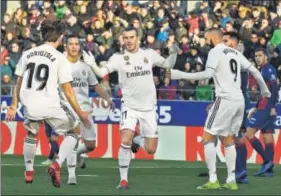  ?? AP ?? ■ Gareth Bale (centre) celebrates the all-important goal with Real Madrid teammates on Sunday.