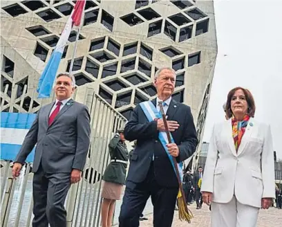  ?? JOSÉ GABRIEL HERNÁNDEZ ?? EN EL PANAL. A un mes de la elección provincial, Schiaretti encabezó el último acto oficial por el 25 de Mayo como gobernador.