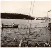  ?? FOTO: STOCKHOLMS STADSARKIV ?? SIMTUR. Pojkarna tog sig ofta ett dopp i Ulvsundasj­ön.