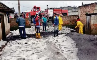  ?? CORTESÍA ?? ►JULIOANDRA­DE, Carchi. Granizada y lluvia anegaron viviendas y destruyero­n cultivos de papa en poblados de la frontera norte.