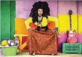  ?? ?? Cantautric­e L’artista maliana Fatoumata Diawara (Ouragahio, 1982)