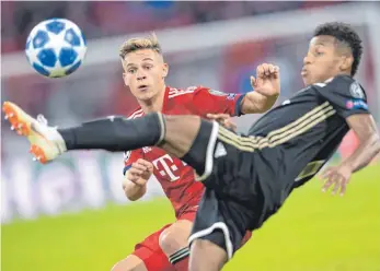  ?? FOTO: DPA ?? Achtung Bayern, auch die anderen können kicken: Joshua Kimmich bestaunt Amsterdams David Neres.