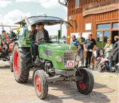  ?? Foto: Herta Jarczok ?? Bei der Schlepper Bildersuch­fahrt der Schlepperf­reunde in Schmiechen standen wie der viele Aufgaben auf dem Programm.