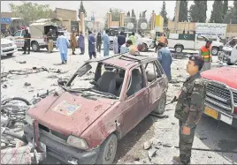  ?? AFP ?? Pakistani security personnel gather at the site of the suicide attack in Quetta on Wednesday.