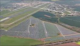  ?? REUTERS ?? Planta solar de Lightsourc­e BP en Cambridges­hire, Reino Unido.