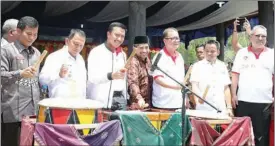  ?? KEMENPORA FOR JAWAPOS ?? KOTA BERSEJARAH: Menpora Imam Nahrawi (tiga dari kiri) membuka Jambore Pemuda Indonesia (JPI) 2017 di Sawahlunto.