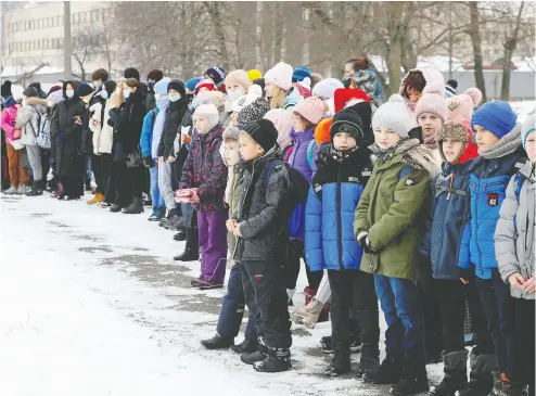  ?? VALENTYN OGIRENKO/ REUTERS ?? Teachers and schoolchil­dren line up after an evacuation from a local school during bomb threat and emergency
training Thursday in Kyiv which was organized by Ukraine’s State Emergency Service and police.