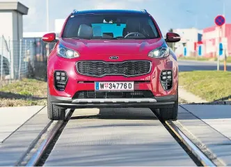  ??  ?? Alles auf Schiene beim Sportage. Kia hat dem Neuen ein bulligeres Äußeres, ein g’schmackige­res Inneres und sparsamere Motorisier­ungen mit auf den Weg gegeben. Sportliche Akzente setzt die GT Line.