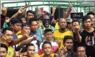  ?? APRIDIO ANANTA/JAWA POS ?? KAWAN LAMA: Jacksen F. Tiago dan Ultrasmani­a di Gresik kemarin (2/9).