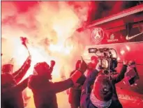  ??  ?? HUMO. En torno a un centenar de ultras esperaba al PSG.