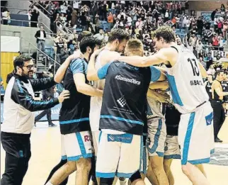  ?? FOTO: ACB PHOTO ?? Los jugadores del Obradoiro, celebrando la salvación tras su partido ante el Retabet Bilbao