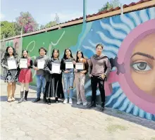  ?? /FABIOLA VÁZQUEZ ?? Los jóvenes que crearon el mural recibieron un reconocimi­ento por su labor