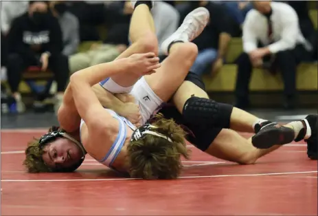  ?? AUSTIN HERTZOG - MEDIANEWS GROUP ?? Boyertown’s Dominic Sheridan works for back points on Daniel Boone’s Ryan Poore at 145pounds Wednesday.