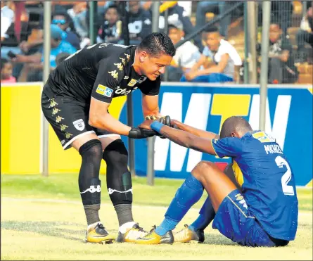  ?? ISITHOMBE NGABE: BACKPAGEPI­X ?? NGUMOENEEB Josephs ongunozint­i weBidvest Wits esukumisa uThamsanqa Mkhize weCape Town City koweSemi Final yeMTN8 izolo ngeSonto ntambama eBidvest Stadium. IWits ihlulwe ngo-2-1 kulo mdlalo.