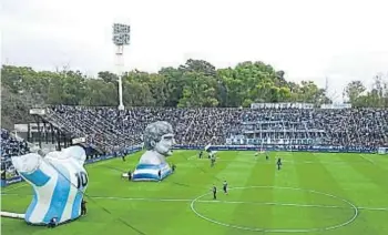  ?? (GENTILEZA CLARÍN) ?? Multitud. Los hinchas de Gimnasia llenaron el estadio Juan Carmelo Zerillo para darle la bienvenida a Diego Maradona. La directiva armó el evento con todo. Con inflables en alusión al “10” y bengalas azules y blancas. El debut será allí ante Racing Club.