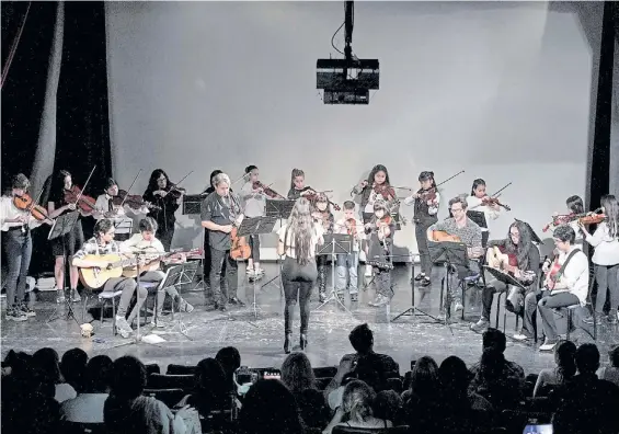  ?? GABRIEL PECOT ?? Todos a escena. La escuela de música infantil de Fuerte Apache cerró el año con un concierto. Convocaron a todas las familias.