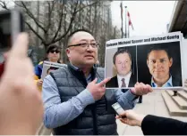  ??  ?? Louis Huang, de l’associatio­n Vancouver Freedom and Democracy for China, tient des photos des Canadiens Michael Spavor et Michael Kovrig, détenus en Chine depuis décembre 2018 ; un CF-18 de l’armée canadienne lors d’une mission en Roumanie.